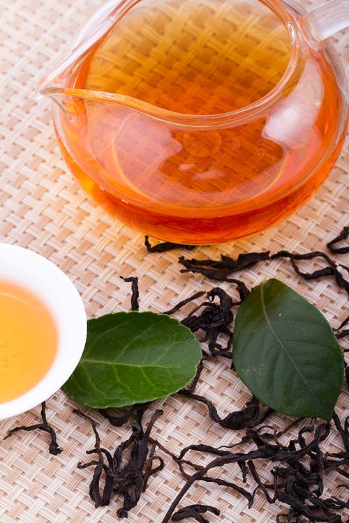 兩杯烏龍茶，一片東方韻——從茶葉到光影的悠然之美